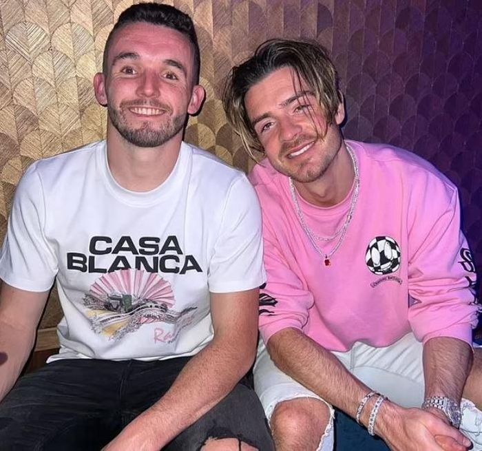 Jack Grealish (áo hồng) hội ngộ John McGinn ở Dubai. Grealish có mối quan hệ thân thiết với McGinn. Ngôi sao thuộc biên chế Man City gọi McGinn là "anh trai".