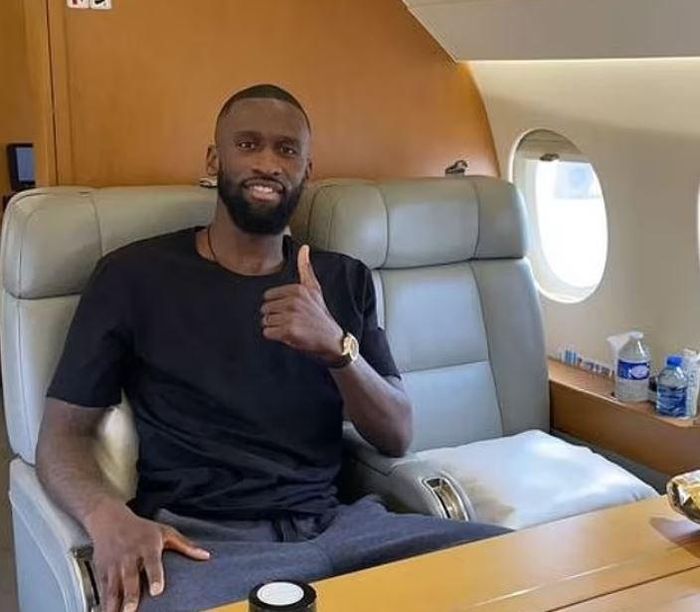 Trong khi các đồng nghiệp lựa chọn đi nghỉ dưỡng, Antonio Rudiger đến Sierra Leone để làm từ thiện. Trung vệ này đang muốn lập quỹ từ thiện mang tên mình để hỗ trợ trẻ em có hoàn cảnh khó khăn ở quốc gia Tây Phi.
