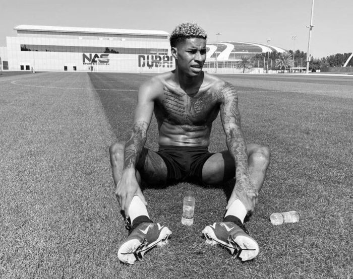 "Không có ngày nghỉ", Marcus Rashford chia sẻ hình ảnh sau buổi tập ở Dubai. Tiền đạo người Anh đang dần lấy lại phong độ khi ghi 2 bàn trong 2 lần ra sân gần nhất cho Man United.