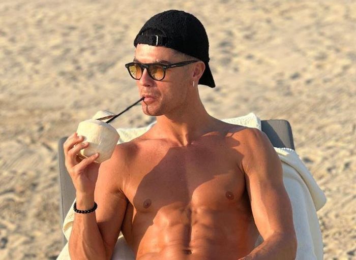 Cristiano Ronaldo lựa chọn thư giãn ở bãi biển tràn ngập ánh nắng. Tuyển Bồ Đào Nha sẽ không tập trung trong thời gian này. Vào cuối tháng 3, Ronaldo cùng đồng đội sẽ có trận đấu với Thổ Nhĩ Kỳ ở bán kết play-off giành vé dự World Cup 2022.