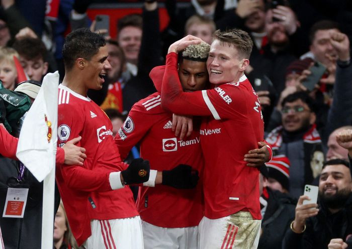 Premier League đang trong thời gian tạm nghỉ và sẽ trở lại vào đầu tháng 2. Đây là cơ hội để các cầu thủ sạc lại năng lượng sau khi trải qua lịch trình thi đấu dày dặc từ cuối năm 2021. Ngoại trừ những ngôi sao châu Phi và Nam Mỹ phải làm nghĩa vụ quốc gia, các cầu thủ châu Âu đều được nghỉ xả hơi trong 2 tuần. Đây là mùa giải thứ 2 Premier League áp dụng kỳ nghỉ đông cho các CLB.