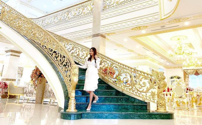 Nhà không khác cung điện của Lan Khuê và chồng