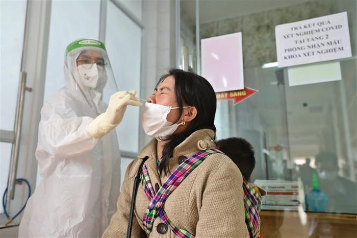 Lấy mẫu xét nghiệm cho người dân. Ảnh: TTXVN