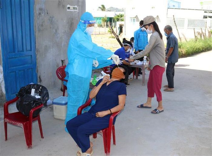 Lực lượng y tế triển khai lấy mẫu tầm soát xét nghiệm virus SARS-CoV-2. Ảnh: Nguyễn Thành - TTXVN