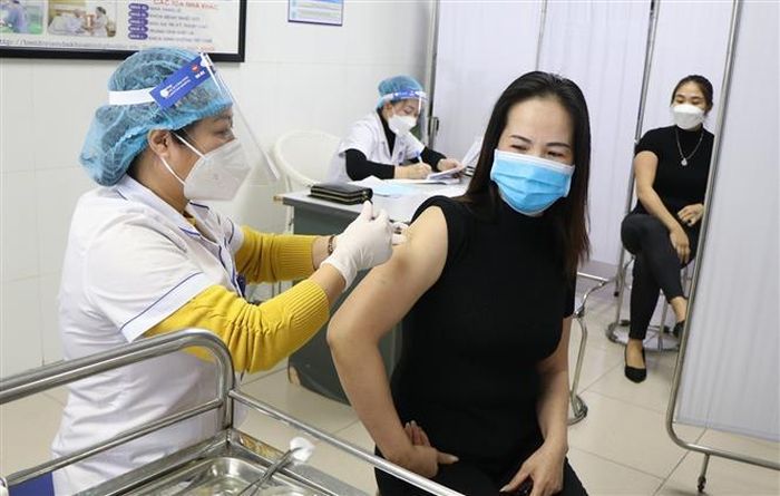 Các đối tượng thuộc diện ưu tiên được tiêm bổ sung vaccine phòng COVID-19. Ảnh: Trung Kiên - TTXVN