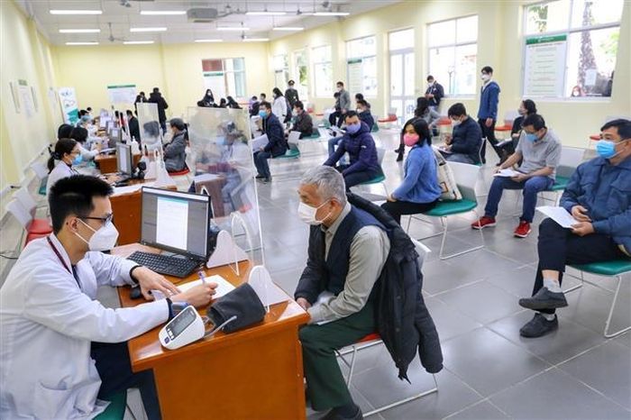 Khám sàng lọc và tư vấn trước tiêm tại điểm tiêm bệnh viện Bạch Mai. Ảnh: Tuấn Đức - TTXVN