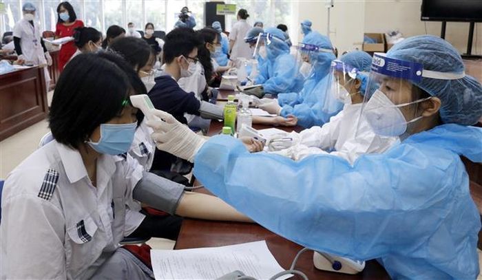 Lấy mẫu xét nghiệm cho học sinh. Ảnh: TTXVN