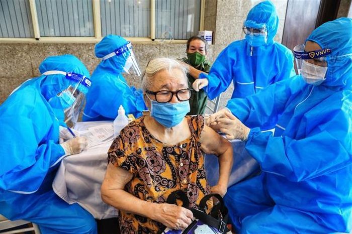 Tiêm vaccine cho người dân. Ảnh: Thành Đạt - TTXVN