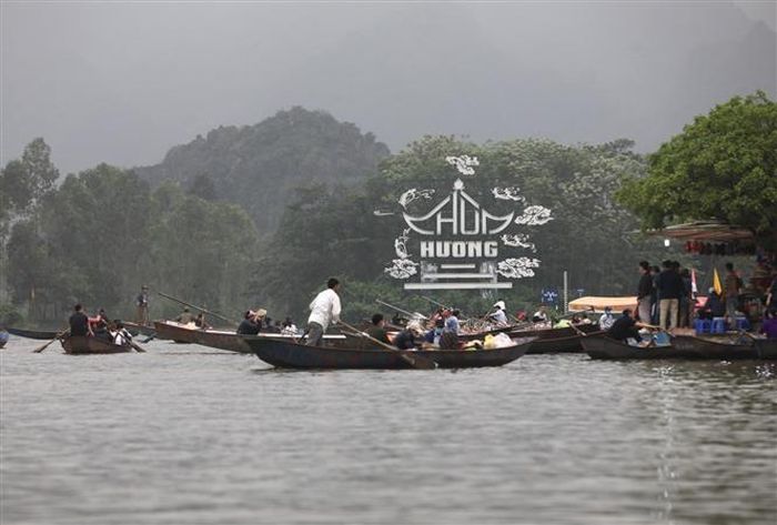 Những chuyến đò chở khách tham quan trên dòng suối Yến. Ảnh tư liệu: Thành Đạt - TTXVN