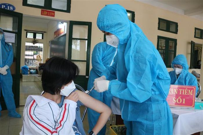 Tiêm vaccine COVID-19 cho người dân. Ảnh: TTXVN