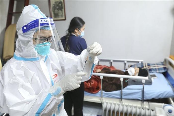 Tổ tiêm lưu động phường Cửa Đông (quận Hoàn Kiếm) đến tận nhà tiêm cho người cao tuổi. Ảnh: Minh Quyết - TTXVN