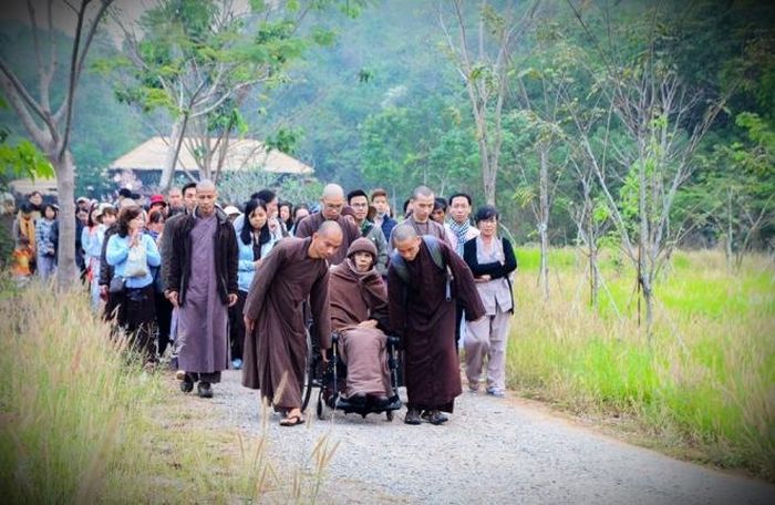 Ảnh tác giả bài viết (bên phải, quàng khăn) chụp cùng Thiền sư Thích Nhất Hạnh trong một buổi thiền hành năm 2018
