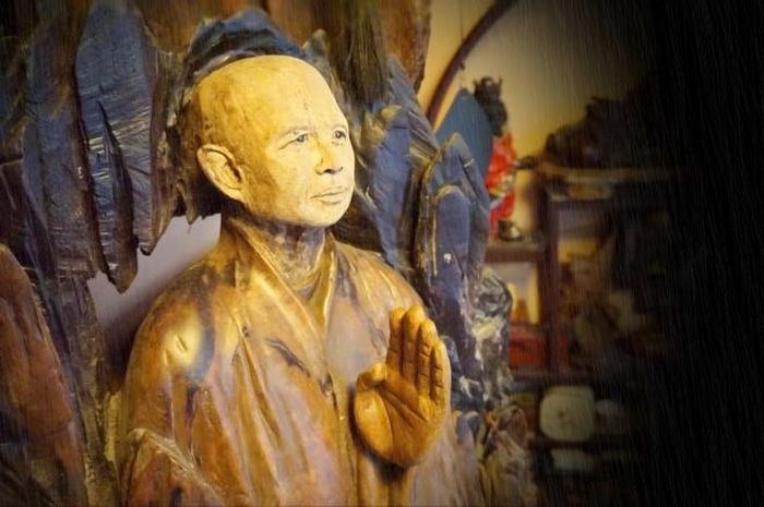 Hình ảnh Thiền sư Thích Nhất Hạnh được nhiều Phật tử Việt Nam và thế giới tạc tượng với lòng kính quý, biết ơn. Ảnh: Lương Đình Khoa