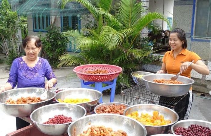 Phơi mứt ngày Tết