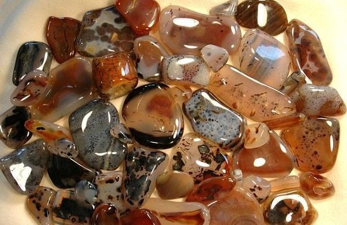 Mã não được biết là đến là chủng loại đá phổ biến nhất và sớm được con người tìm ra, sử dụng từ thưở sơ khai. Hiện nay chúng được ứng dụng trong nhiều lĩnh vực khác nhau từ làm vật liệu trang sức, dụng cụ sinh hoạt cho đến chế tác vật phẩm phong thủy.