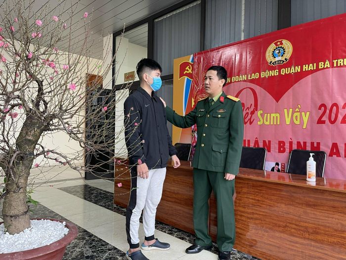 Trung tá Nguyễn Trung Thuận, chính trị viên phó BCH quân sự quận Hai Bà Trưng đang dặn dò Bằng trước ngày nhập ngũ