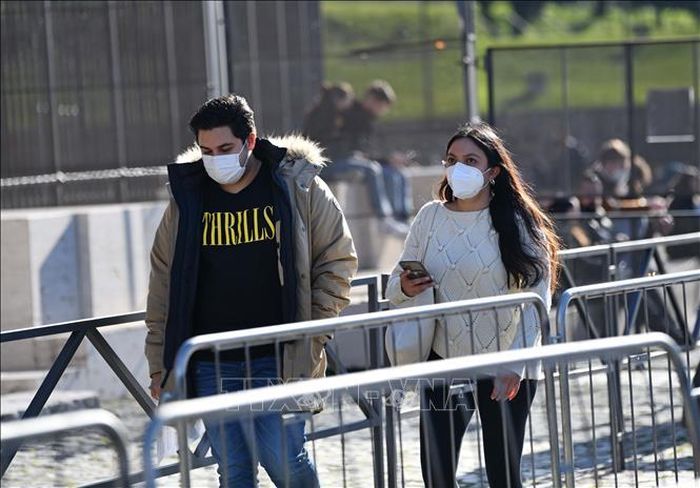 Người dân đeo khẩu trang phòng dịch COVID-19 tại Rome, Italy ngày 24/1/2022. Ảnh: THX/TTXVN