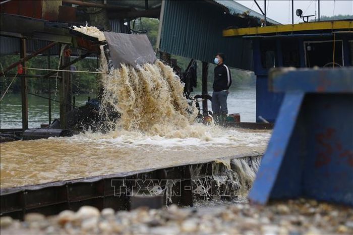 Một tàu hút cát công suất lớn hoạt động trên địa bàn xã Phúc Ninh, huyện Yên Sơn. Ảnh: Vũ Quang - Nam Sương/TTXVN
