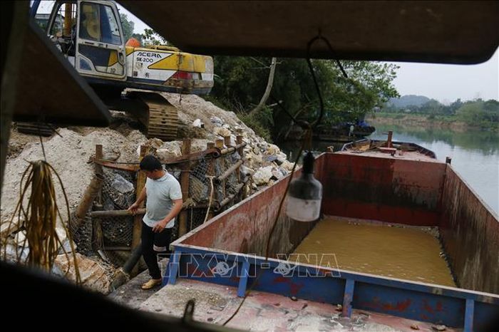 Các doanh nghiệp khai thác tự ý kè, cải tạo bến bãi tập kết cát sỏi làm ảnh hưởng đến dòng chảy của sông Lô. Ảnh: Vũ Quang - Nam Sương/TTXVN