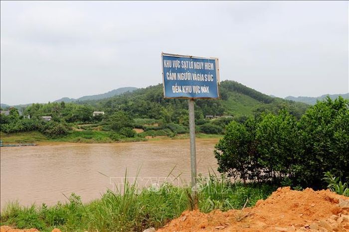 Biển cảnh báo sạt lở được đặt ở nhiều đoạn dọc sông Lô. Ảnh: Vũ Quang - Nam Sương/TTXVN