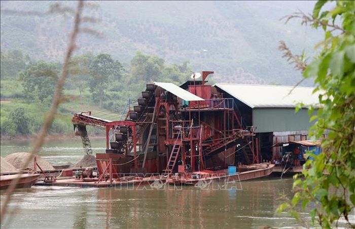 Doanh nghiệp “lách luật” chế phương tiện khai thác thành dạng tàu hút “cải tiến”. Ảnh: Vũ Quang - Nam Sương/TTXVN