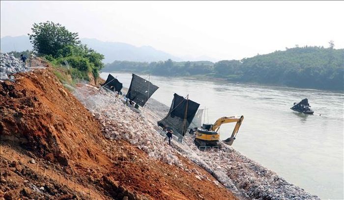 Hàng trăm tỷ đồng tiền ngân sách đã phải sử dụng vào việc khắc phục hậu quả sạt lở bờ sông Lô do ảnh hưởng một phần từ hoạt động khai thác cát, sỏi. Ảnh: Vũ Quang - Nam Sương/TTXVN