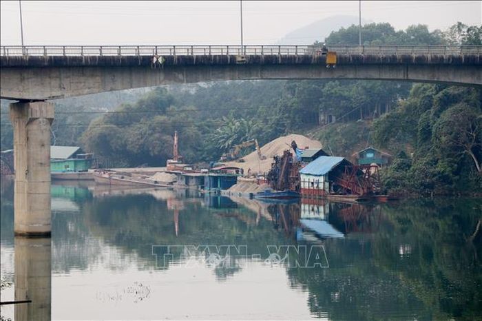 Một bãi tập kết cát sỏi gần chân cầu Tứ Quận (huyện Yên Sơn). Ảnh: Vũ Quang - Nam Sương/TTXVN
