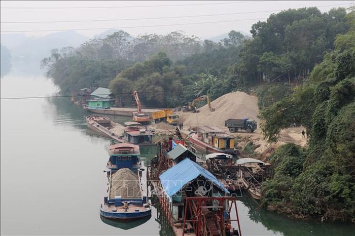 Một bãi tập kết cát sỏi trên địa bàn huyện Yên Sơn, tỉnh Tuyên Quang. Ảnh: Vũ Quang - Nam Sương/TTXVN