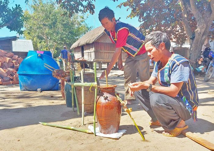 Người dân thực hiện nghi thức cúng trong lễ đóng cửa kho. Ảnh: Thiên Di