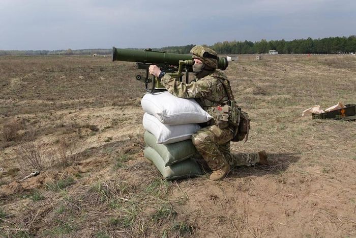 Đặc biệt là trường hợp hệ thống tên lửa chống tăng FGM-148 Javelin, theo báo chí Mỹ, ít nhất 300 quả đã được phía Ukraine tiếp nhận với sự hân hoan, tuy nhiên vị chính trị gia nói trên thậm chí còn gọi chúng là "sản phẩm lạc hậu của những năm 1980".