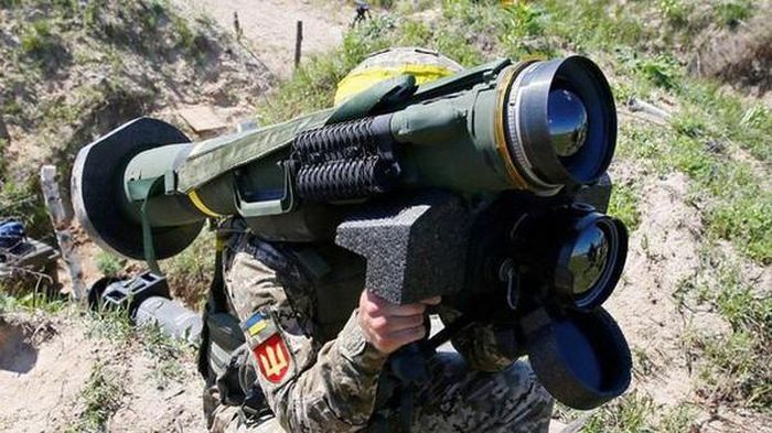 “Không có gì ở Ukraine, hoàn toàn không có gì. Và những sản phẩm mà họ tuyên bố là vũ khí mới trên thực tế đều là các dự án chưa được thực hiện. Nếu họ có vũ khí hiện đại như vậy, tại sao không cung cấp cho quân đội của chính mình"?