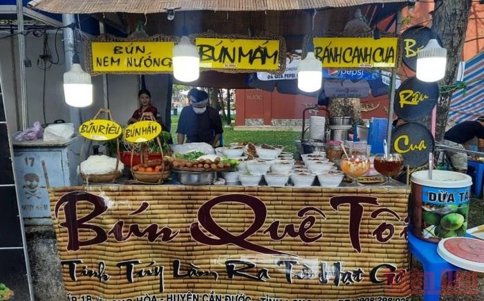 Khu vực ẩm thực với nhiều món ăn truyền thống.