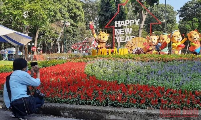 Khách tham quan chụp ảnh linh vật năm Nhâm Dần 2022 tại Hội hoa Xuân.