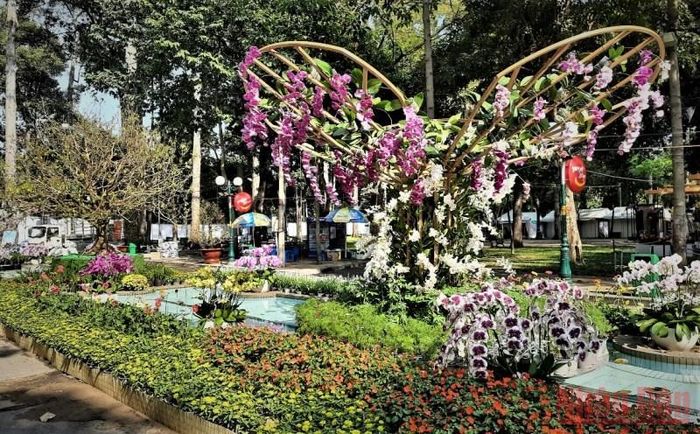 Khu vực trung tâm của Hội hoa Xuân với nhiều loại hoa khoe sắc.