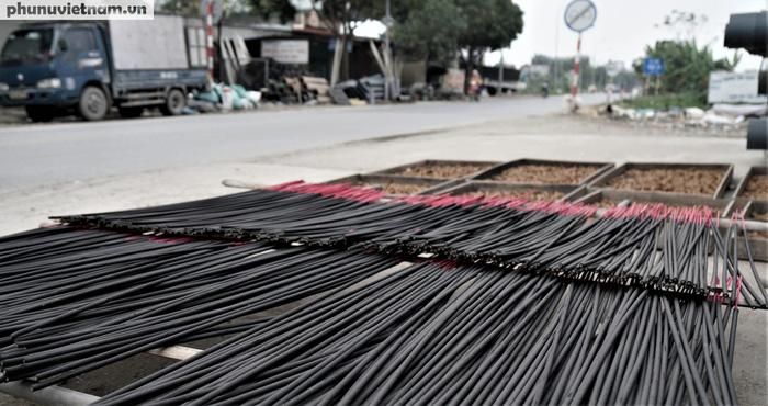 Hương đen được phơi ngay dọc bên đường quốc lộ