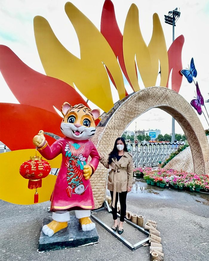 Khách tham quan Quảng trường Đại Đoàn Kết chụp ảnh lưu niệm cùng chú hổ đáng yêu.