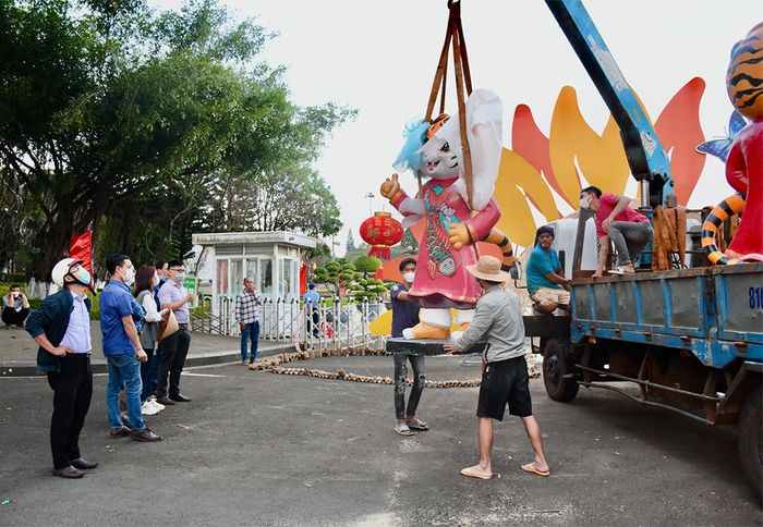 Việc di chuyển, lắp đặt nhóm tượng luôn được giám sát chặt chẽ để đảm bảo an toàn.