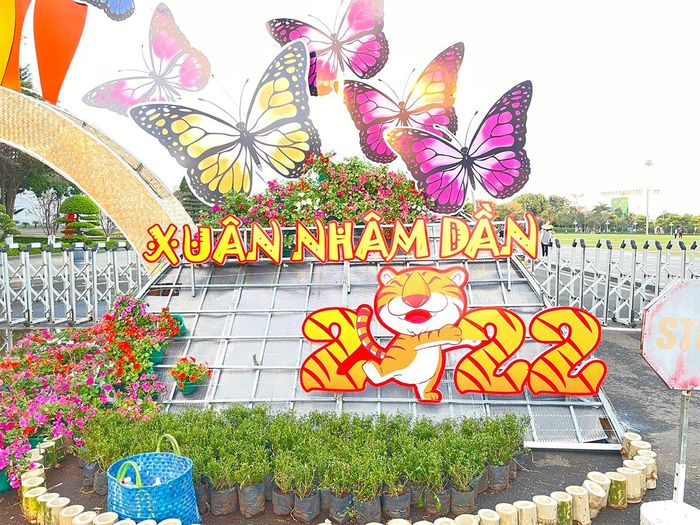 Nhiều ảnh linh vật khác cũng được trưng bày tại Quảng trường để tăng thêm sắc xuân.