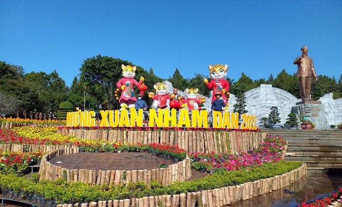 Sắc xuân rực rỡ tại Quảng trường Đại Đoàn Kết với sự góp mặt của nhóm tượng linh vật hổ hết sức sinh động.