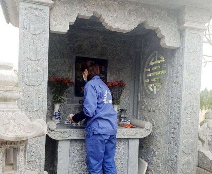 Cần mẫn lau dọn từng mộ phần