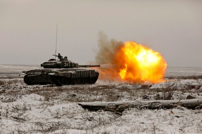 Xe tăng T-72B3 của Nga trong cuộc tập trận ngày 12/1. Ảnh: NBC News.