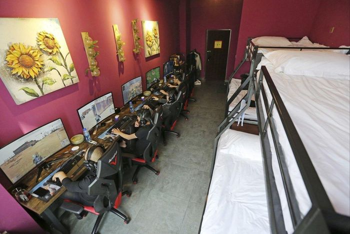 Nhóm nam thanh niên chơi game online trong một khách sạn dành cho Esports ở Thành Đô. Ảnh: Imaginechina.