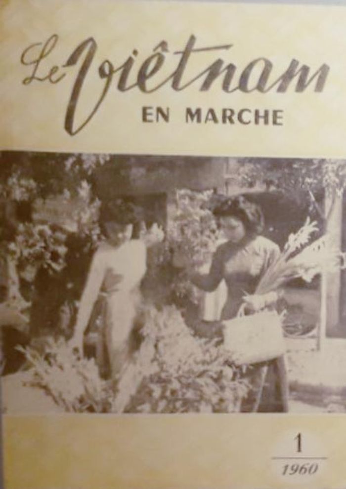 Ảnh chụp thiếu nữ Hà thành mua hoa đón Tết trên bìa tạp chí “Le Vietnam en marche” số Xuân năm 1960. Ảnh: TTLTQG1