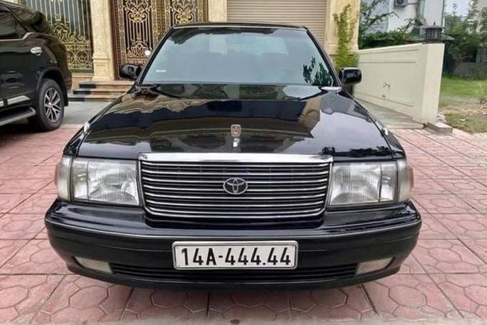 Xét riêng tấm biển ngũ quý 4 trên Toyota Crown, dãy số 444.44 trong quan niệm Á Đông tượng trưng cho sự may mắn, cân bằng âm dương, phòng tránh được tai họa, hòa hợp giữa người và vật. Đây cũng là tấm biển được rất nhiều người trong giới kinh doanh săn đón, trả giá cao để sở hữu.