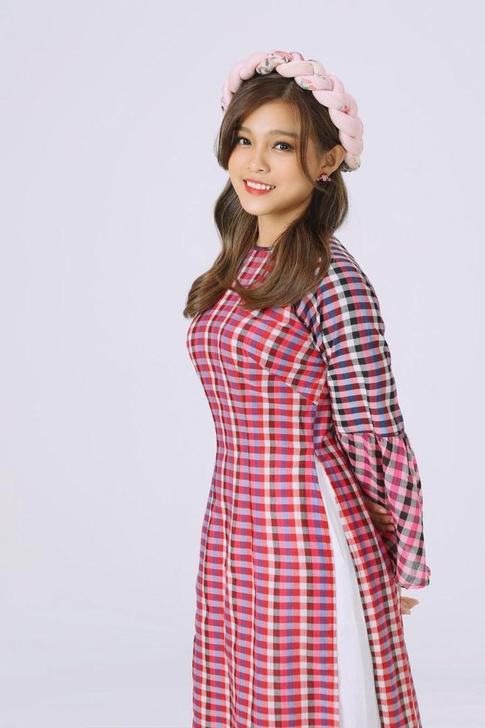 Con gái nuôi của Phi Nhung sinh ra trong gia đình khó khăn. Giọng ca nhí khi còn nhỏ đã bươn chải bằng cách đi hát đám tang, đám cưới với ba. Mẹ ruột của cô ít học, không biết chữ nên khi ba mất, Tuyết Nhung vẫn phải đi hát để có thu nhập lo cho gia đình. "Mẹ Nhung nhận dạy tôi hát và cho tôi đi học từ đó. Nhưng cuối tuần tôi mới đi hát, từ đó cho đến bây giờ cũng vậy. Mẹ luôn nói với các con, hát là nghề phụ, rảnh mới hát thôi, chứ tụi con phải đi học cho mẹ", Tuyết Nhung kể lại những điều Phi Nhung dặn dò cô lúc bé.