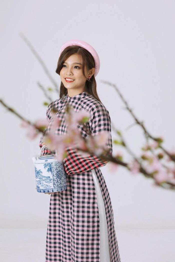 Tuyết Nhung là một trong 4 người con nuôi được Phi Nhung nâng đỡ trên con đường âm nhạc. Cô được biết đến qua cuộc thi Giọng hát Việt nhí mùa 2. Dù không đạt kết quả cao nhưng nữ ca sĩ nhí có giọng hát cuốn hút cùng tính cách ôn hòa, thân thiện được Phi Nhung yêu mến và nhận làm con nuôi.