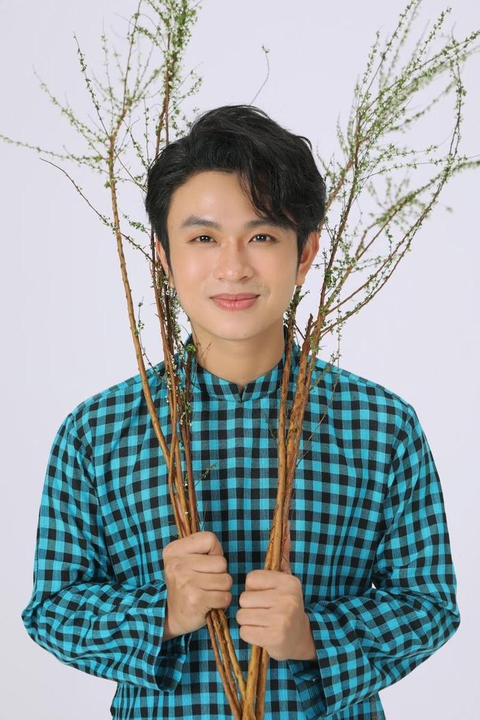 Sau cuộc thi Solo cùng Bolero 2019, Ngọc Phụng đã cho ra mắt hàng loạt bài hát do chính anh sáng tác như: Thế sự, Gót chân qua thành thị. Hai ca khúc nhận được phản hồi tích cực từ khán giả. Hiện ca khúc Thế sự đạt 1,2 triệu lượt xem trên YouTube. Ca khúc Gót chân qua thành thị cũng sở hữu số lượt xem ấn tượng là 700 nghìn view. Đối với một ca sĩ trẻ, đặc biệt theo đuổi dòng nhạc Bolero thì đây quả là một con số ấn tượng. Ảnh: Hứa Quý Long.