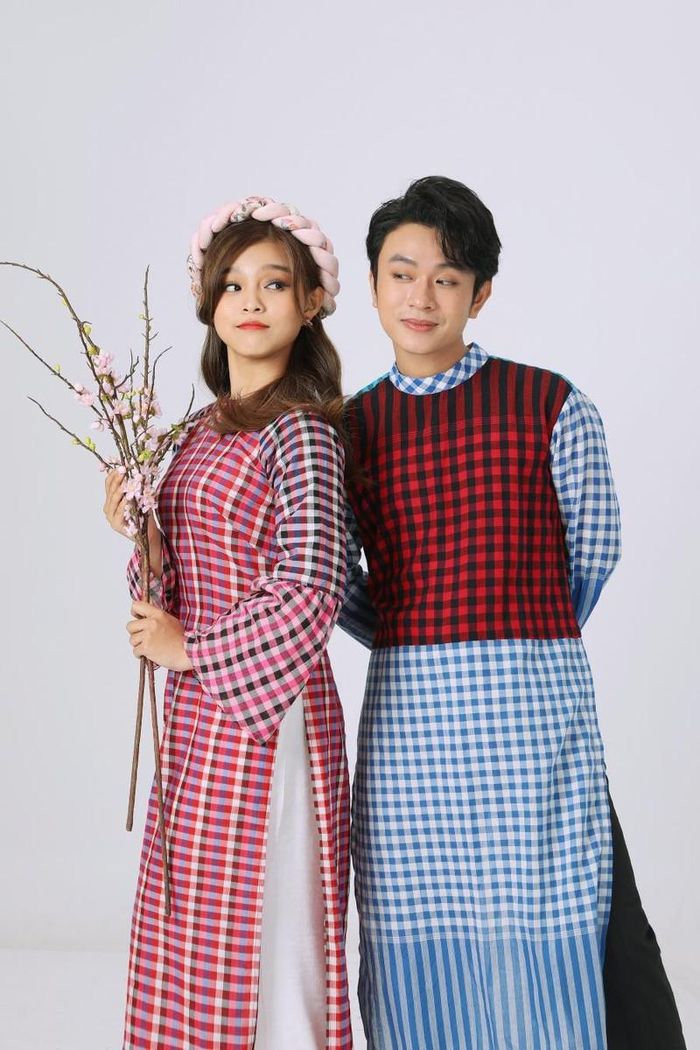 Dù không phải người mẫu nhưng, hai ca sĩ dòng nhạc Bolero đã cho thấy sự chuyên nghiệp và nét thu hút của chính mình. Cả hai khá nhịp nhàng và ăn ý khi thể hiện những thiết kế áo dài sắc màu xuân. 