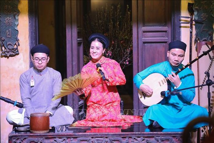 Biểu diễn hát văn trong chương trình.