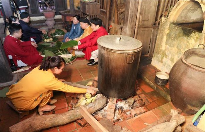 Luộc bánh chưng đón Tết trong chương trình.